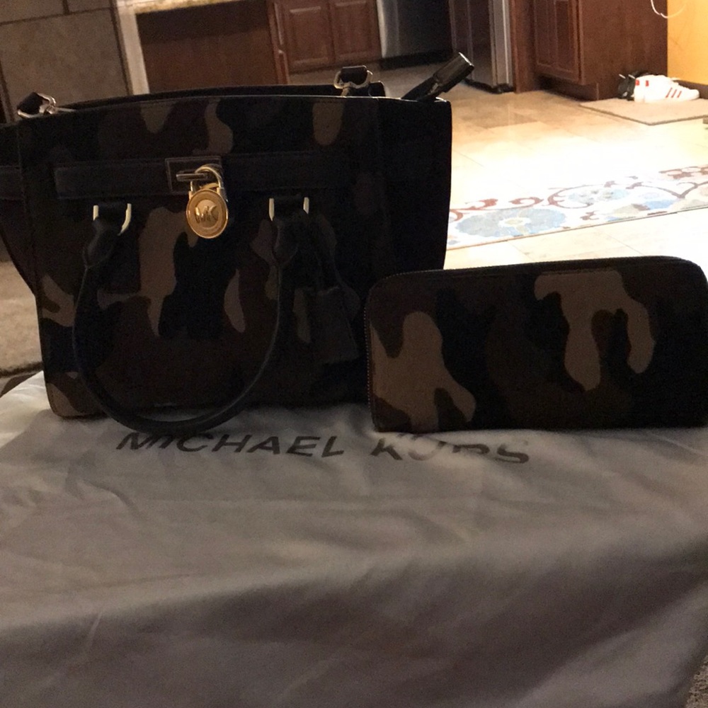 Michael kors handbag and matching wallet